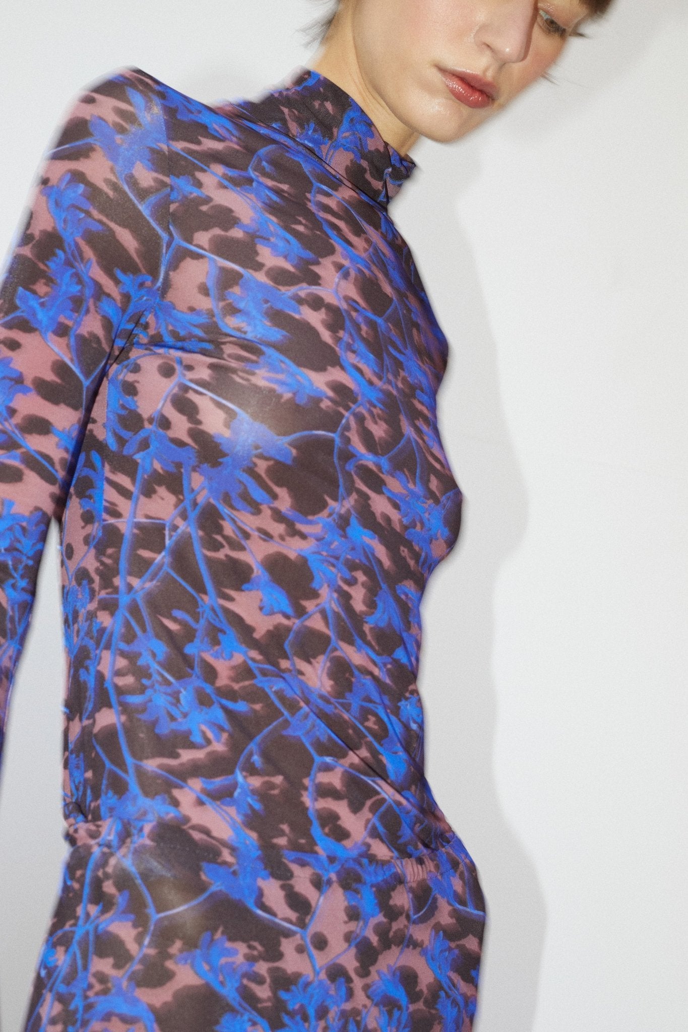 Mue Voile | Sheer Blue Floral Turtleneck - VANHERÈEN