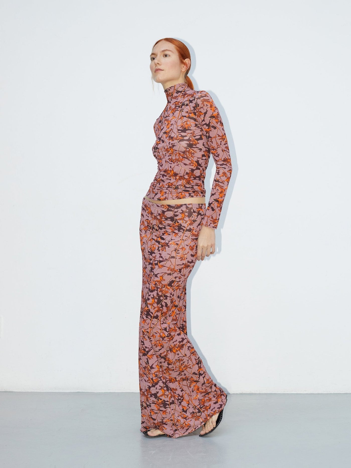 Mue Voile | Sheer Rust Floral Turtleneck - VANHERÈEN